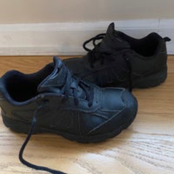 Stride Rite: Uniform Sneaker/Shoe Size 2w - Picture 3 of 8